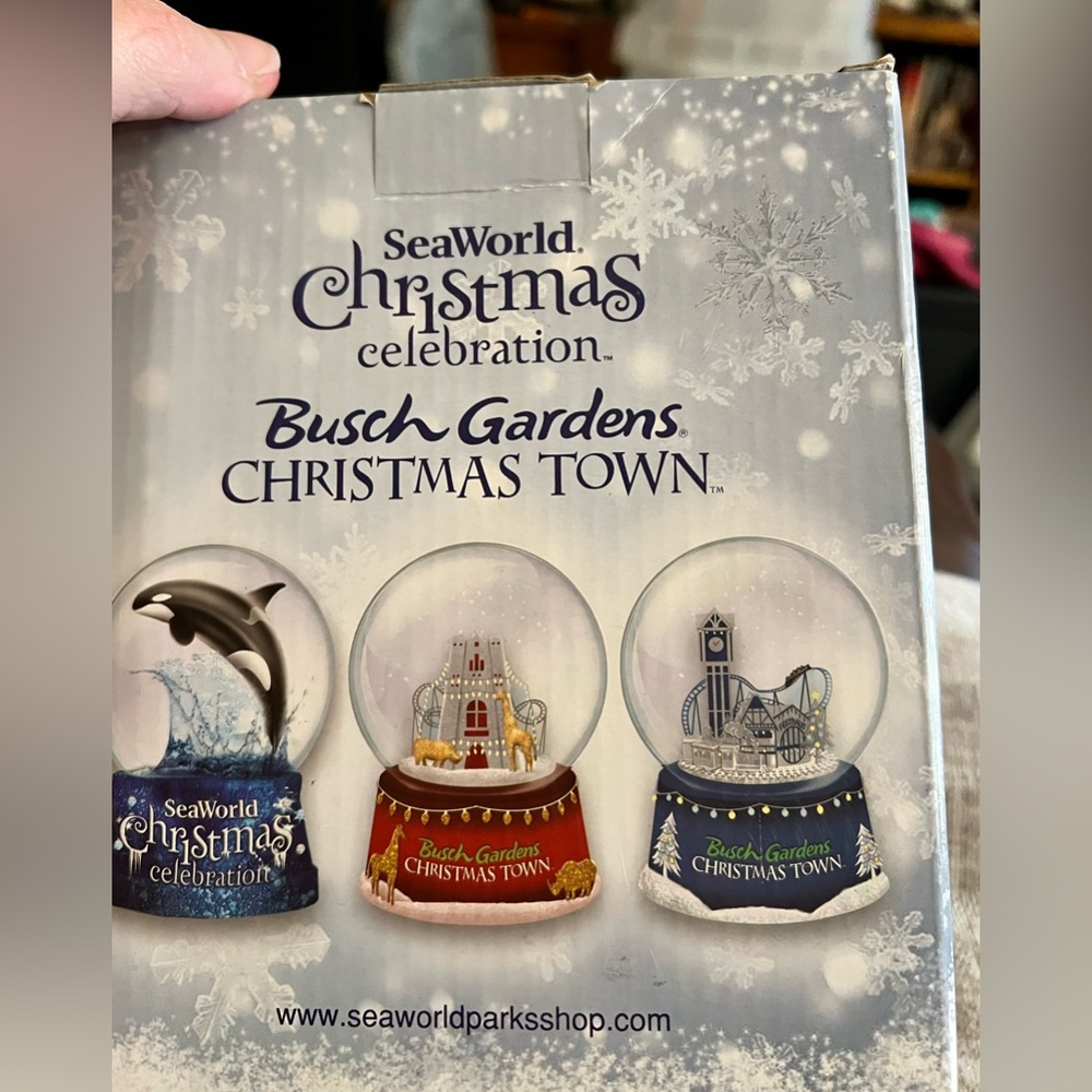 2021 Busch Gardens Sea World Parks Christmas Celebration Town Resin Snow Globe
